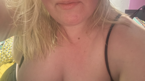 Discord slut loves to show off how wet her pussy is